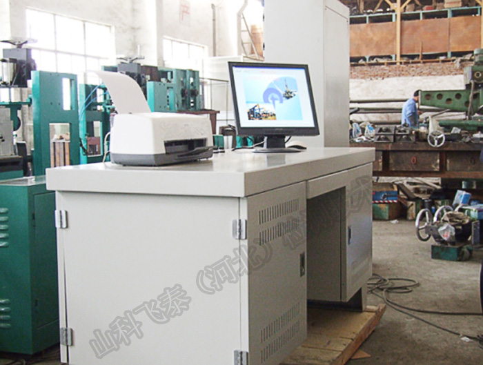 全自動油套管漏磁探傷機(jī)操控臺.jpg 全自動油套管漏磁探傷機(jī)操控臺.jpg